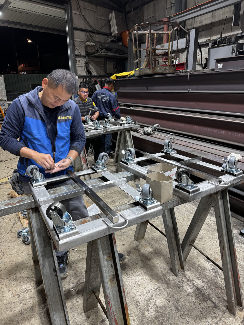 電子公司白鐵推車